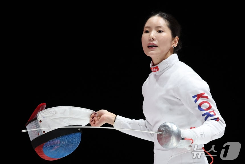 대한민국 송세라가 25일 일본 아이치 스카이 엑스포홀에서 열린 2026 아이치·나고야 아시안게임 펜싱 여자 에페 단체전 결승전에서 중국과 대결을 펼치고 있다. /사진=뉴스1