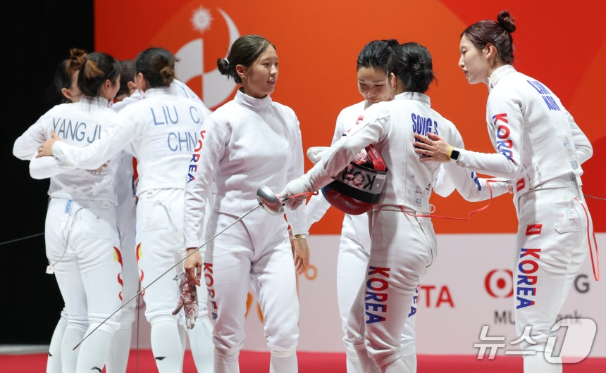 대한민국 이혜인, 송세라, 임태희, 양승혜가 25일 일본 아이치 스카이 엑스포홀에서 열린 2026 아이치·나고야 아시안게임 펜싱 여자 에페 단체전 결승전에서 중국에 패배한 뒤 아쉬워하고 있다. /사진=뉴스1
