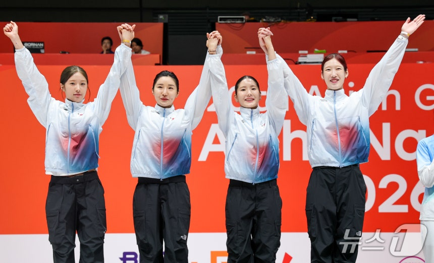 대한민국 양승혜(왼쪽부터), 이혜인, 송세라, 임태희가 25일 일본 아이치 스카이 엑스포홀에서 열린 2026 아이치·나고야 아시안게임 펜싱 여자 에페 단체전 시상식에서 은메달을 수상하기 전 인사하고 있다. /사진=뉴스1