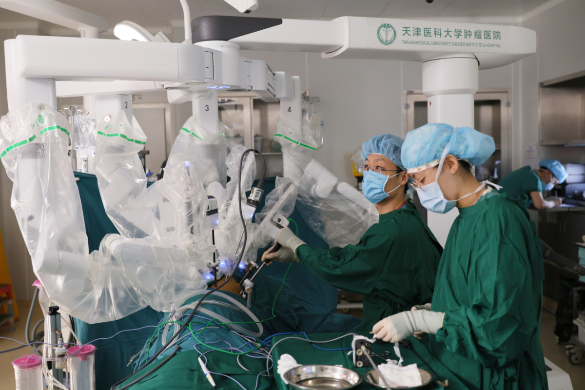 2026년 4월 19일 중국 북부 톈진의 톈진의과대학 암병원에서 의료진이 환자를 수술하고 있다. /사진=신화/뉴시스