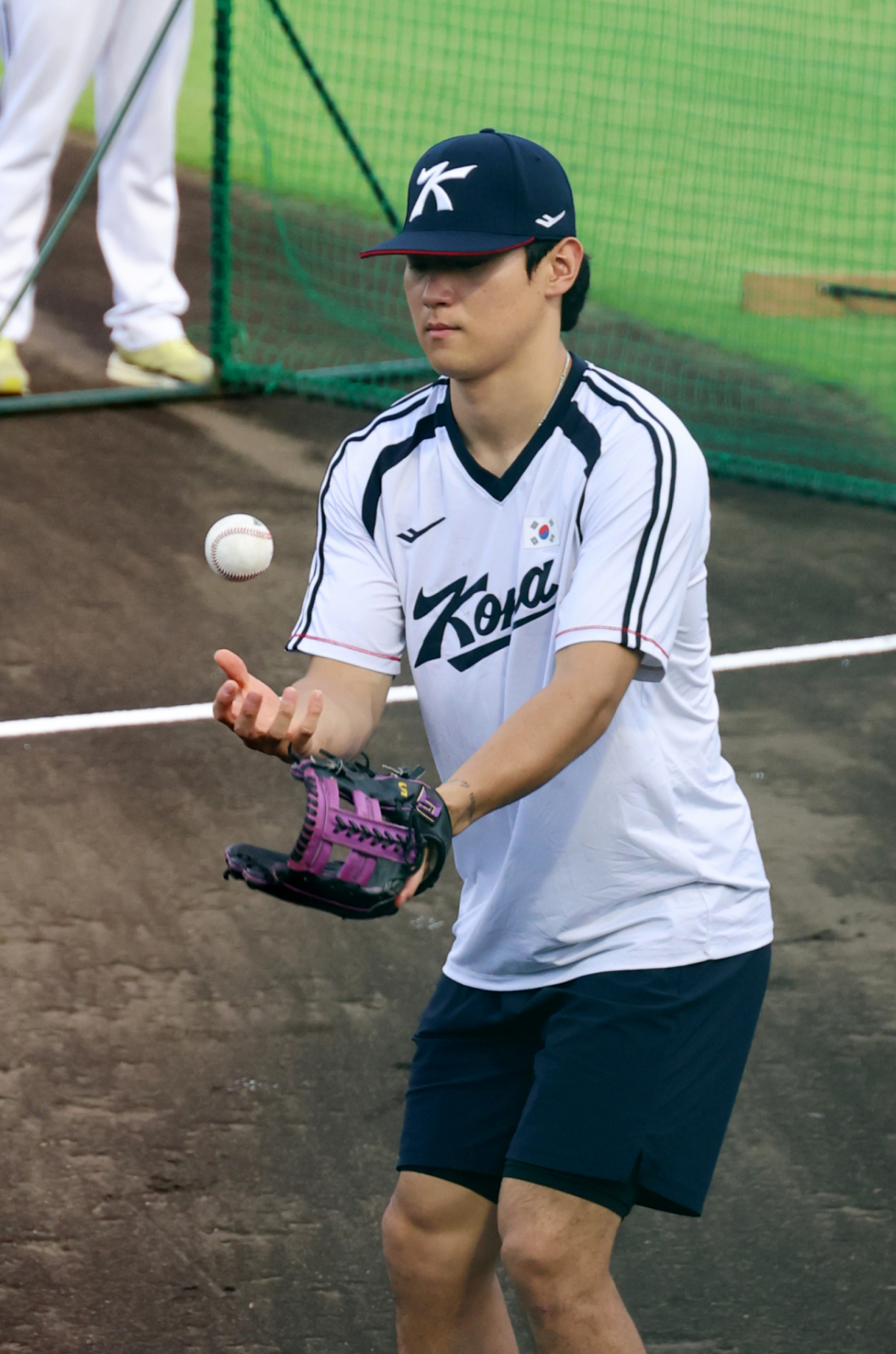 김도영이 25일 일본 도요하시 시민구장에서 열리는 2026 아이치·나고야 아시안게임 야구 슈퍼라운드 대한민국과 일본과 경기를 앞두고 캐치볼을 하고 있다.  /사진=강영조 선임기자