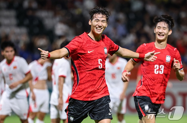 기뻐하는 김지수(왼쪽). /사진=뉴스1 제공