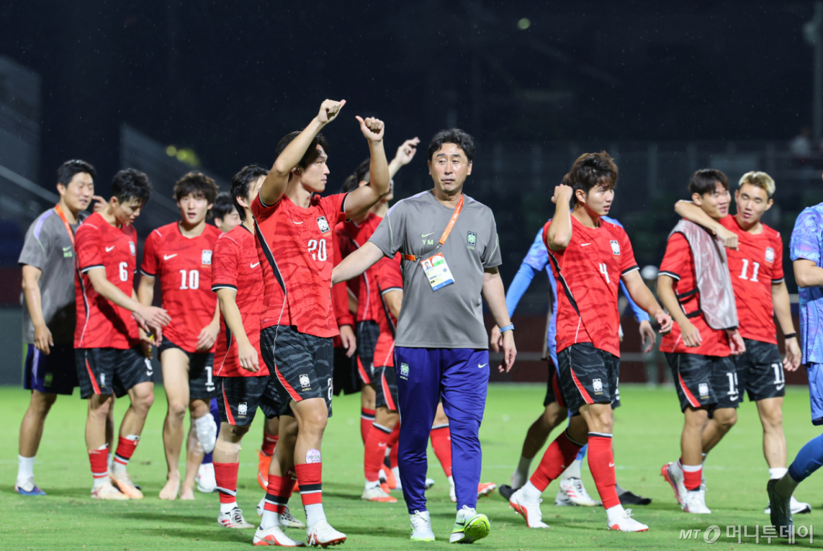 25일 오후 일본 나고야 미즈호 파크 럭비 필드에서 열린 2026 아이치·나고야 아시안게임 남자축구 8강 대한민국과 베트남의 경기, 대한민국 선수들이 4대0 승리 후 기쁨을 나누고 있다. /사진=뉴스1