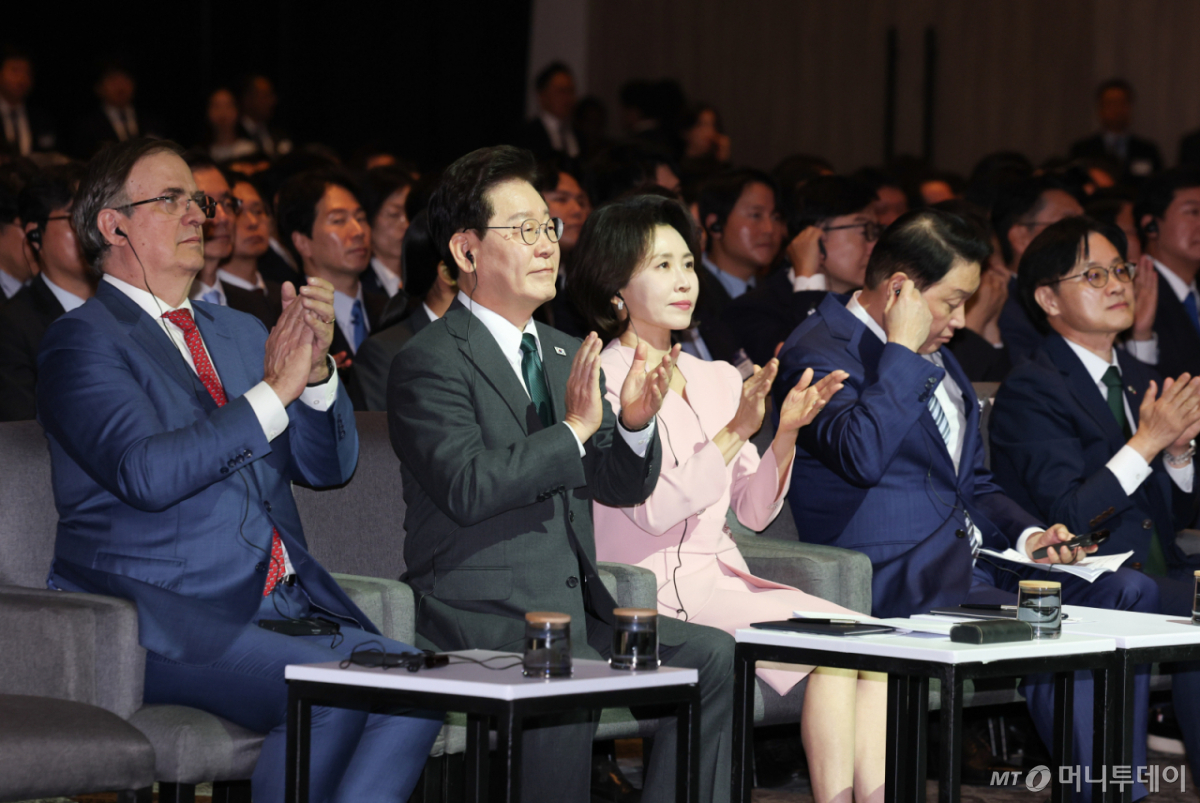 (멕시코시티=뉴스1) 허경 기자 = 이재명 대통령과 김혜경 여사가 25일(현지시간) 멕시코 멕시코시티 월드트레이드센터에서 열린 한·멕시코 비즈니스 포럼에서 박수를 치고 있다. 2026.9.26/뉴스1  Copyright © 뉴스1. All rights reserved. 무단 전재 및 재배포,  AI학습 이용 금지. /사진=(멕시코시티=뉴스1) 허경 기자