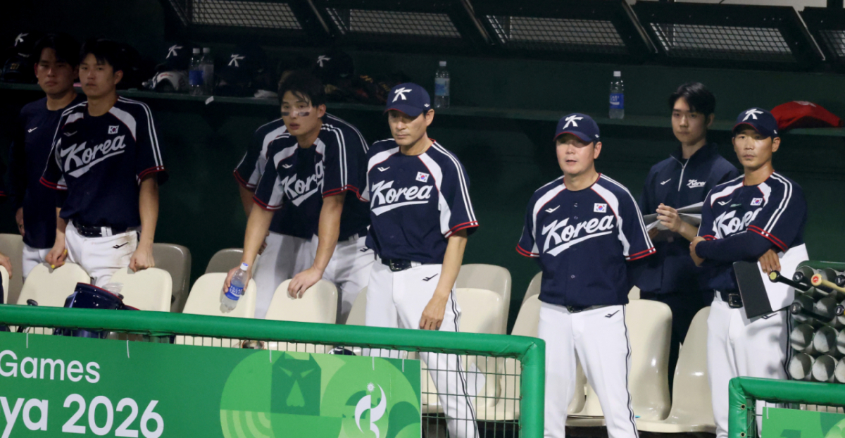 류지현(오른쪽에서 3번째) 한국 야구대표팀 감독이 25일 일본 도요하시 시민구장에서 열리는 2026 아이치·나고야 아시안게임 야구 슈퍼라운드 일본전 패색이 짙어진 상황을 지켜보고 있다. /사진=강영조 선임기자