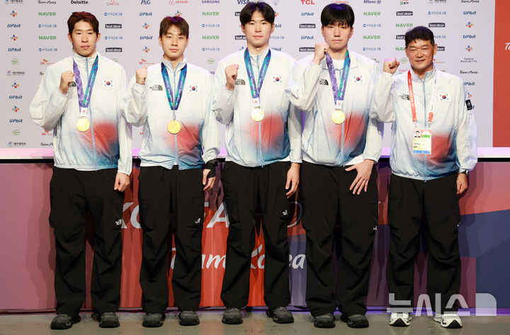 남자 3x3 농구 금메달리스트 김승우(왼쪽부터), 이주영, 이동근, 구민교, 배길태 감독이 26일 오전(현지 시간) 일본 아이치현 나고야시 코리아하우스에서 열린 금메달리스트 기자회견에 참석해 기념촬영을 하고 있다. /사진=뉴시스