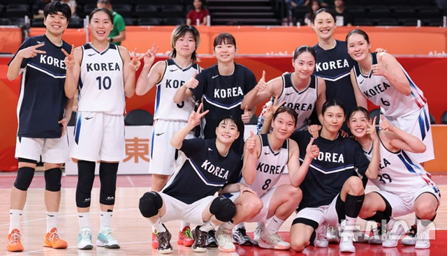기뻐하는 한국 여자농구 대표팀. /사진=뉴시스 제공