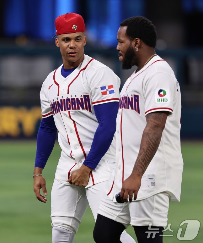 지난 3월 WBC 한국전을 앞두고 훈련을 마친 후안 소토(왼쪽)와 블라디미르 게레로 주니어. /사진=뉴스1