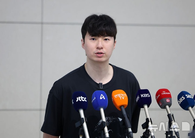취재진 질문에 답하는 이현중. /사진=뉴시스 제공