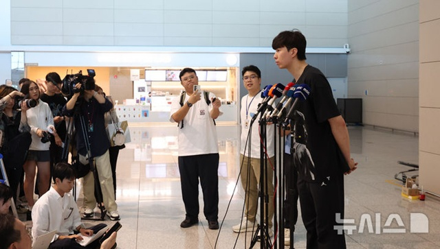 취재진과 인터뷰하는 이현중(오른쪽). /사진=뉴시스 제공