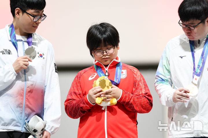 은메달을 차지한 한국의 강동신(왼쪽)과 금메달을 따낸 구리하라(가운데). /사진=뉴시스