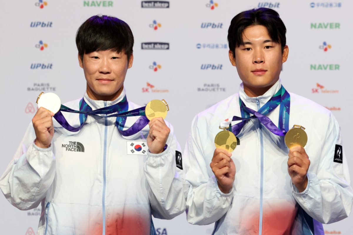 남자 카약 2인승, 4인승 금메달리스트 조광희(왼쪽). 김효빈이 26일 오전(현지 시간) 일본 아이치현 나고야시 코리아하우스에서 열린 금메달리스트 기자회견에 참석해 기념촬영을 하고 있다. /사진=뉴시스