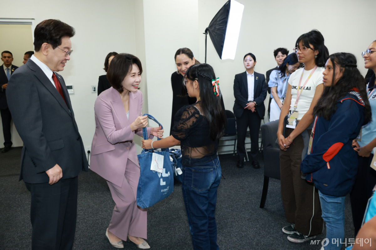 [멕시코시티=뉴시스] 김진아 기자 = 이재명 대통령과 김혜경 여사가 25일(현지 시간) 멕시코 멕시코시티 에스타디오 GNP 세구로스에서 열린 'K-POP, 꿈을 나누고 문화를 잇다' 간담회에서 참석자에게 선물을 전달하고 있다.  2026.09.26. bluesoda@newsis.com /사진=