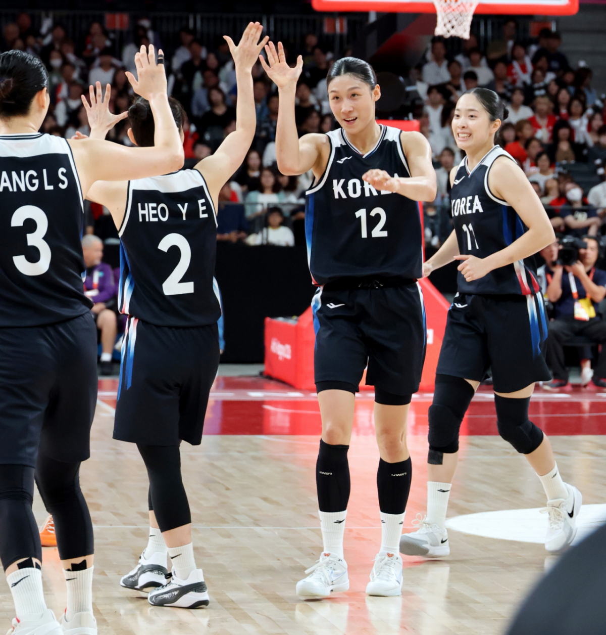 대한민국 이해란이 26일 일본 나고야 IG아레나에서 열리는 2026 아이치·나고야 아시안게임 여자농구 대한민국과 일본의 금메달 결정전에서 득점에 성공한 후 환호하고 있다.  2026.09.26. /사진=강영조 cameratalks@
