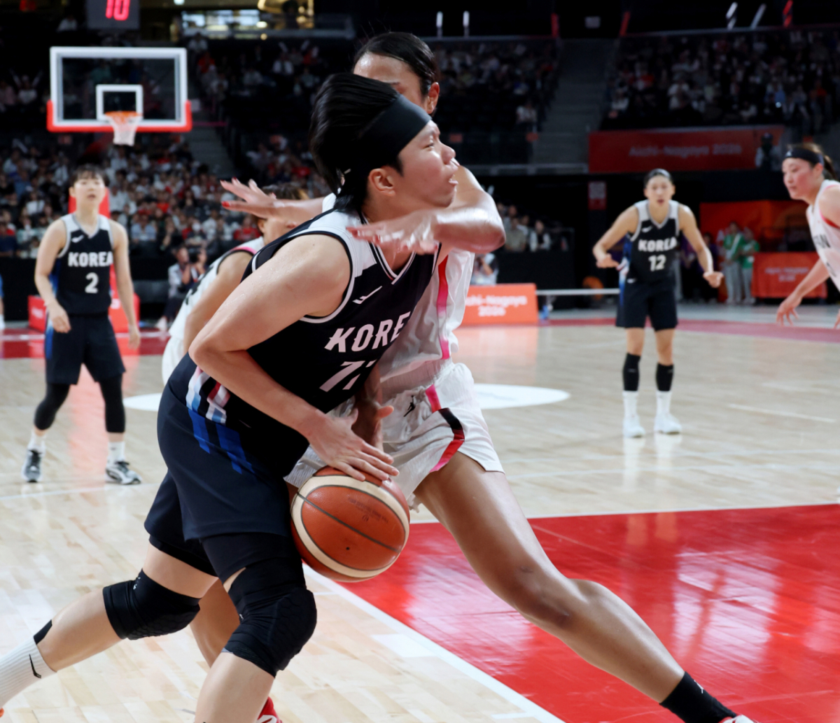 대한민국 진안이 26일 일본 나고야 IG아레나에서 열리는 2026 아이치·나고야 아시안게임 여자농구 대한민국과 일본의 금메달 결정전에서 일본 마크를 받으며 돌파를 시도하다 파울을 당하고 있다.  2026.09.26. /사진=강영조 cameratalks@
