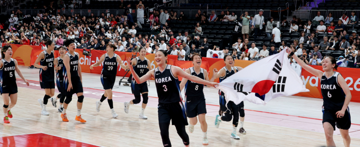 금메달을 따낸 농구 여자대표팀 선수들이 26일 일본 나고야 IG아레나에서 열리는 2026 아이치·나고야 아시안게임 여자농구 대한민국과 일본의 금메달 결정전에서 승리한 후 태극기 세리머니를 펼치고 있다.  2026.09.26. /사진=강영조 cameratalks@