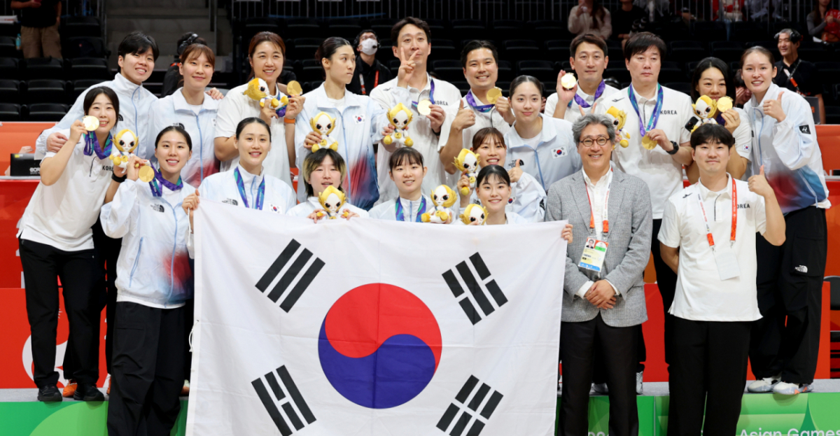 금메달을 따낸 농구 여자대표팀 선수들이 26일 일본 나고야 IG아레나에서 열리는 2026 아이치·나고야 아시안게임 여자농구 대한민국과 일본의 금메달 결정전에서 승리한 후 금메달 목에 건 박수호 감독, 코치들과 태극기세리머니를 하고 있다. 2026.09.26. /사진=강영조 cameratalks@