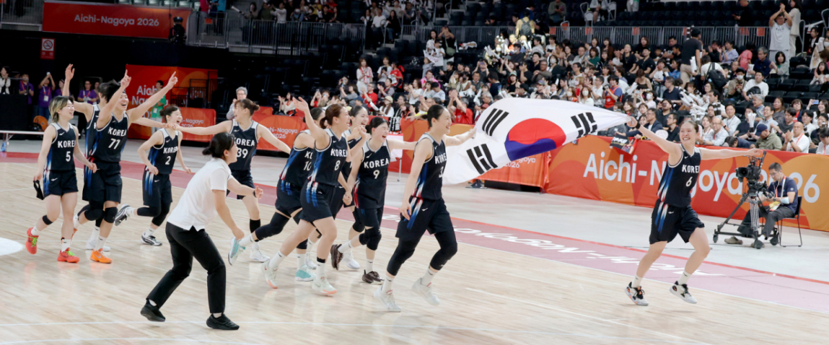 금메달을 따낸 농구 여자대표팀 선수들이 26일 일본 나고야 IG아레나에서 열리는 2026 아이치·나고야 아시안게임 여자농구 대한민국과 일본의 금메달 결정전에서 승리한 후 태극기 세리머니를 펼치고 있다. 2026.09.26. /사진=강영조 cameratalks@