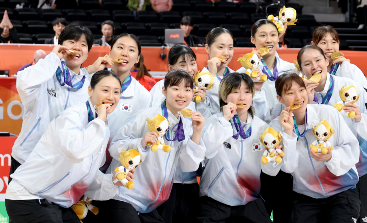 금메달을 따낸 농구 여자대표팀 선수들이 26일 일본 나고야 IG아레나에서 열리는 2026 아이치·나고야 아시안게임 여자농구 대한민국과 일본의 금메달 결정전에서 승리한 후 금메달 세리머니를 하고 있다. 2026.09.26. /사진=강영조 cameratalks@