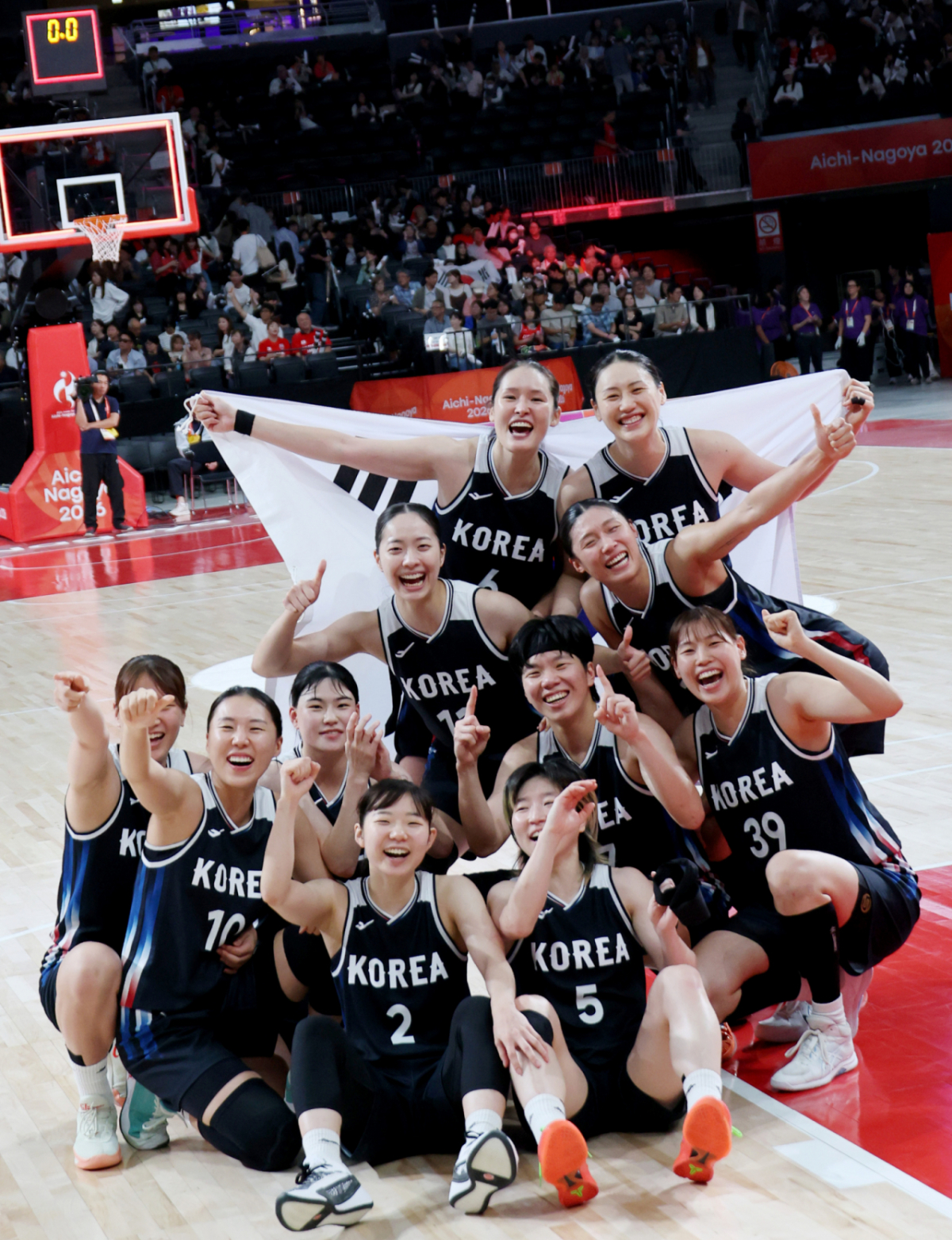 금메달을 따낸 농구 여자대표팀 선수들이 26일 일본 나고야 IG아레나에서 열리는 2026 아이치·나고야 아시안게임 여자농구 대한민국과 일본의 금메달 결정전에서 승리한 후 태극기 세리머니를 펼치고 있다. 2026.09.26. /사진=강영조 cameratalks@
