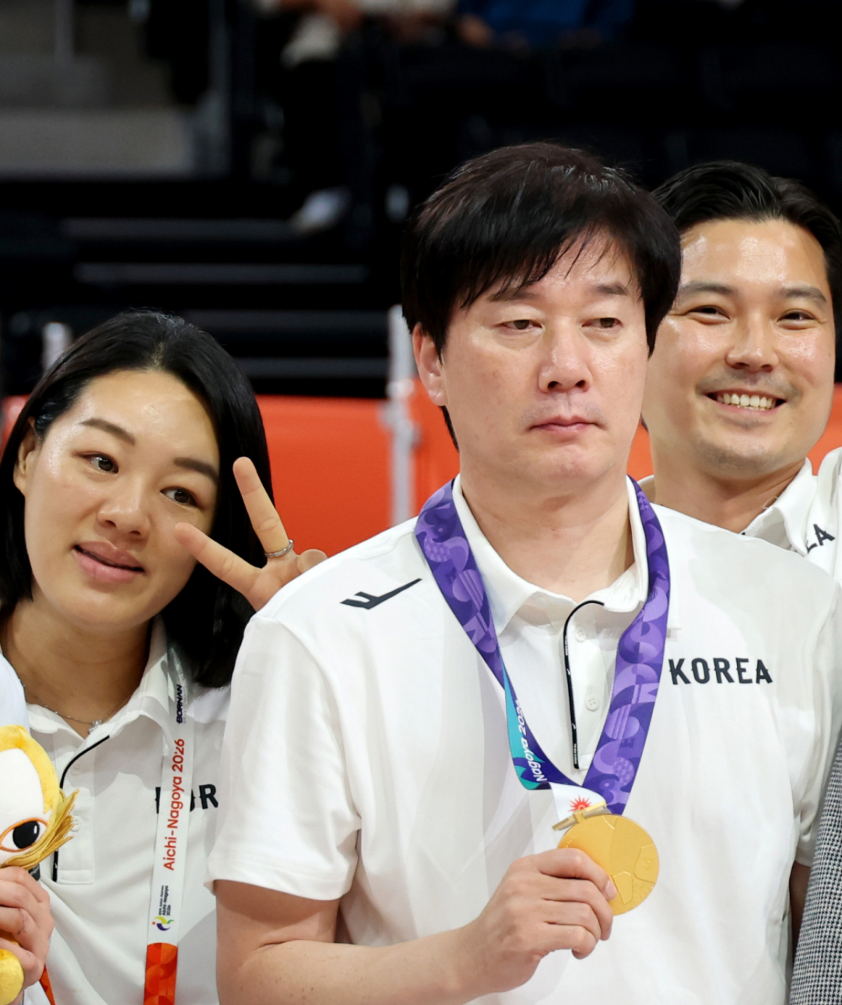 금메달을 따낸 농구 여자대표팀 선수들이 26일 일본 나고야 IG아레나에서 열리는 2026 아이치·나고야 아시안게임 여자농구 대한민국과 일본의 금메달 결정전에서 승리한 후 금메달 목에 건 박수호 감독과 태극기세리머니를 하고 있다.  2026.09.26. /사진=강영조 cameratalks@