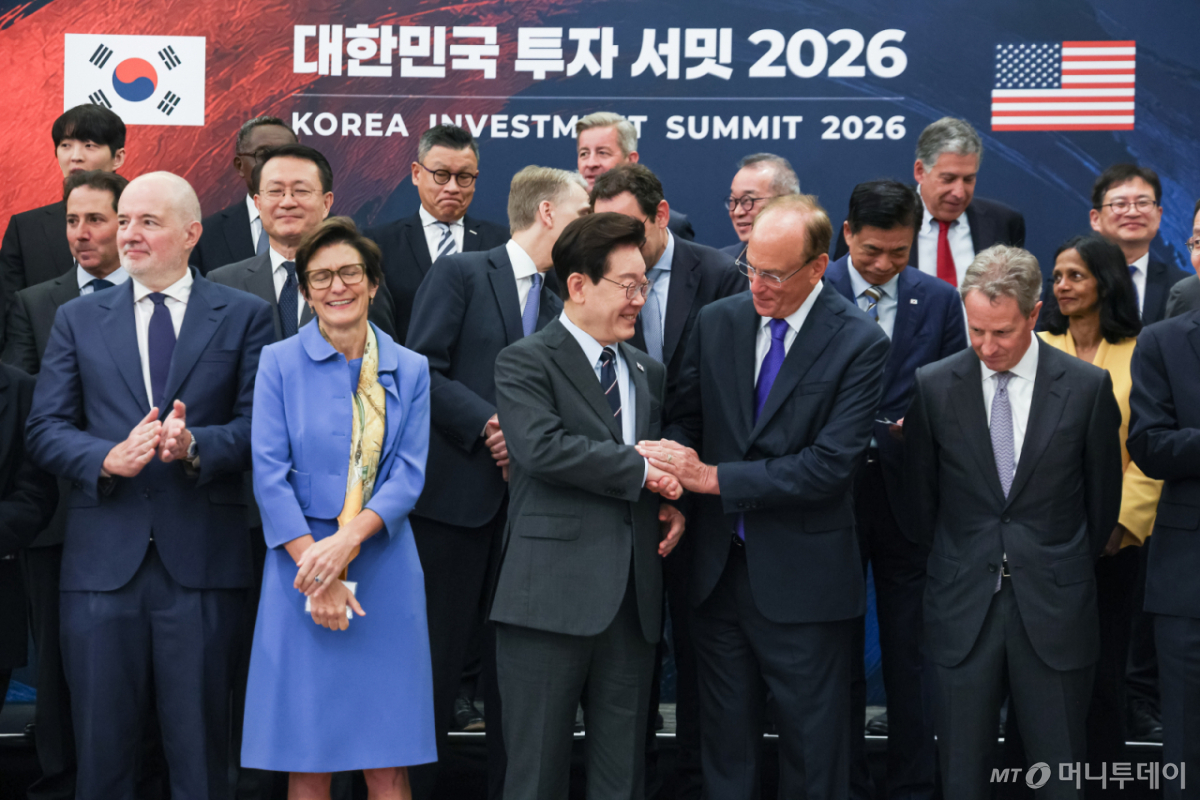 (뉴욕=뉴스1) 허경 기자 = 이재명 대통령과 래리 핑크 블랙록 회장 겸 최고경영자가 23일(현지시간) 미국 뉴욕 한 호텔에서 열린 대한민국 투자 서밋 2026에서 기념촬영을 마친 후 인사를 나누고 있다. 2026.9.23/뉴스1  Copyright © 뉴스1. All rights reserved. 무단 전재 및 재배포,  AI학습 이용 금지. /사진=(뉴욕=뉴스1) 허경 기자