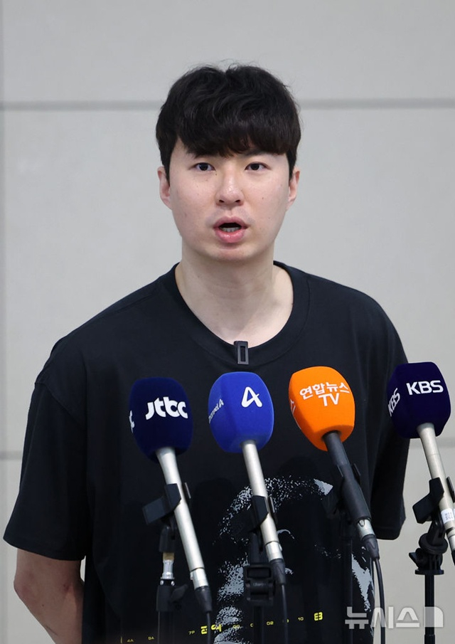 취재진 질문에 답하는 이현중. /사진=뉴시스 제공
