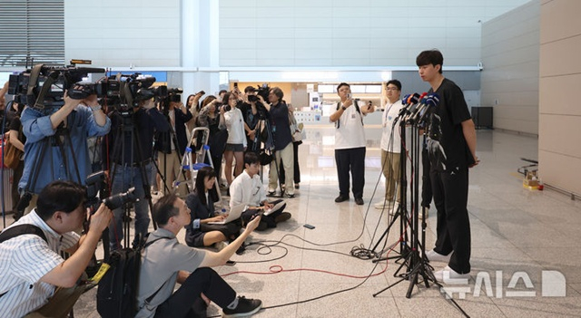 인터뷰하는 이현중(오른쪽). /사진=뉴시스 제공