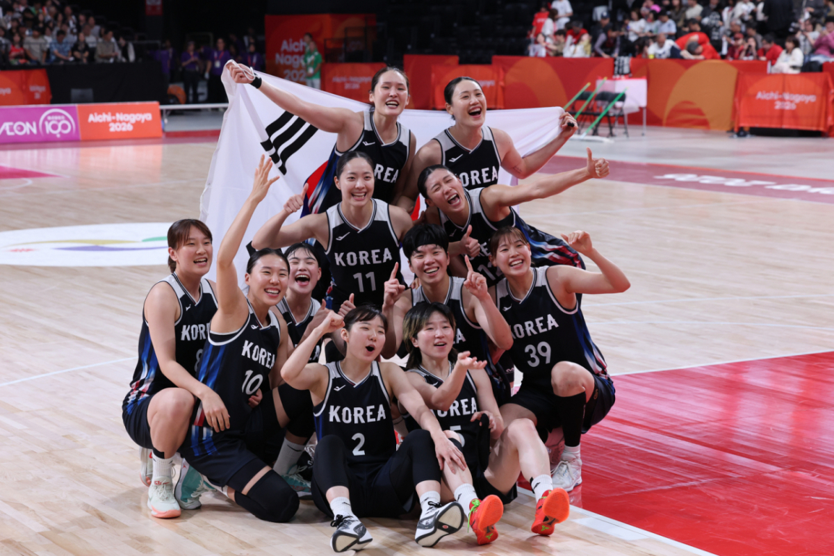  26일 일본 나고야 아이치 인터내셔널 아레나에서 열린 2026 아이치·나고야 아시안게임 여자농구 결승전 대한민국과 일본 경기, 금메달을 확정지은 대한민국 선수들이 기념 촬영을 하고 있다. /사진=뉴스1