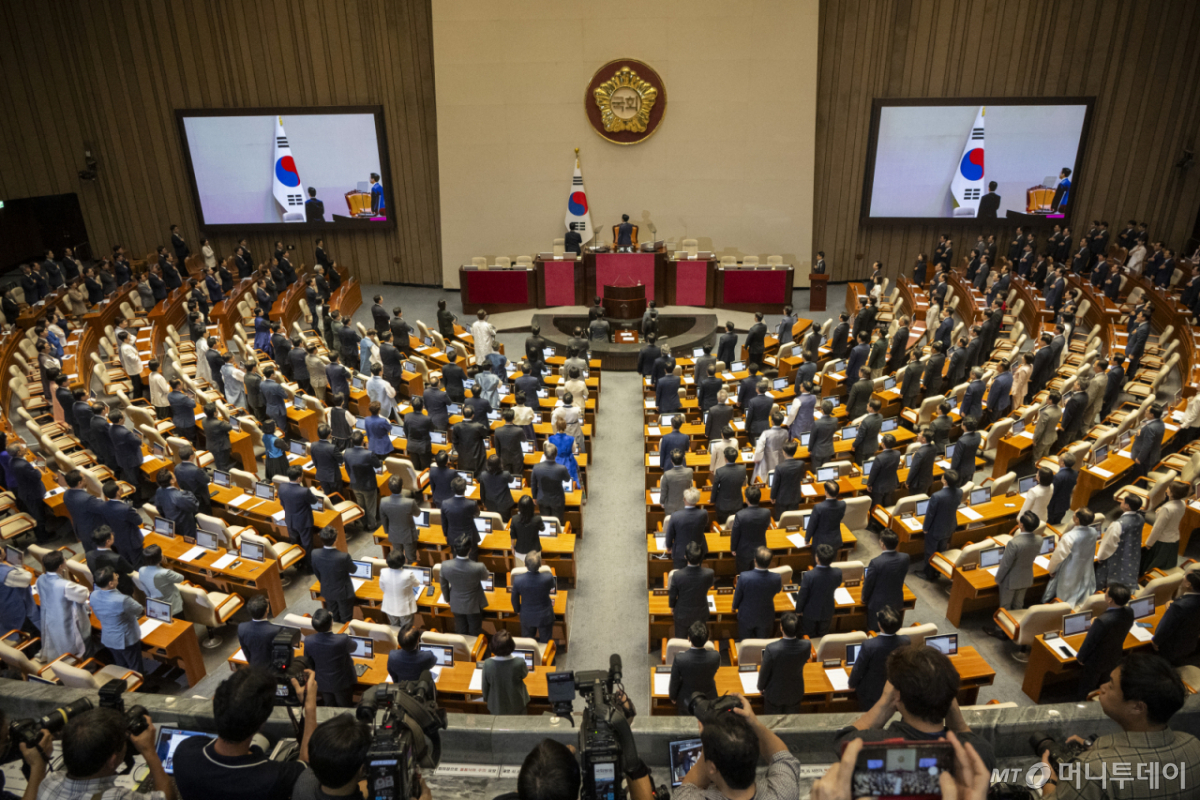 1일 서울 여의도 국회의사당 본회의장에서 열린 제439회 국회(정기회) 개회식에서 의원들이 국민의례를 하고 있다. /사진=조현호 기자 /사진=조현호