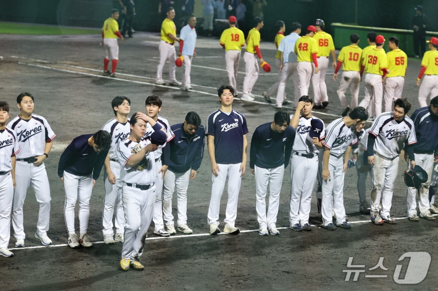 26일 오후 일본 아이치현 도요하시 시민구장에서 열린 2026 아이치·나고야 아시안게임 야구 슈퍼라운드 2차전 대한민국과 중국의 경기에서 9대 2로 승리해 일본과의 결승전으로 향하게 된 대한민국 야구대표팀이 관중들에게 인사하고 있다. /사진=뉴스1