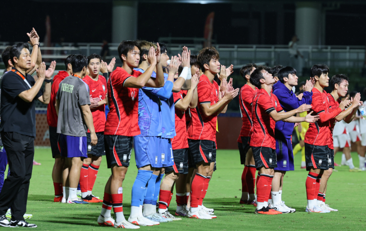 지난 25일 오후 일본 나고야 미즈호 파크 럭비 필드에서 열린 2026 아이치·나고야 아시안게임 남자축구 8강 대한민국과 베트남의 경기, 대한민국 선수들이 4대0 승리 후 관중에게 인사하고 있다. /사진=뉴스1