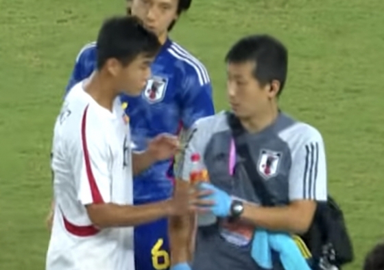 2024년 당시 북한 축구대표팀 김유성이 일본 스태프에게 다가가 물병을 빼앗고 있다. /사진=SNS 영상 갈무리