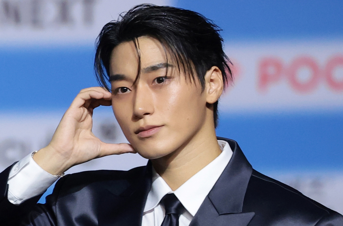 그룹 에이티즈 멤버 산이 이탈리아 밀라노에서 불거진 열애설을 직접 부인하며 무단 촬영과 미행 등 사생활 침해 행위에 경고했다. 사진은 지난 8월9일 경기도 고양시 일산 킨텍스에서 열린 ‘2026 SBS 가요대전 Summer’ 블루카펫 행사에 참석한 산이 포즈를 취하고 있는 모습. /사진=뉴스1