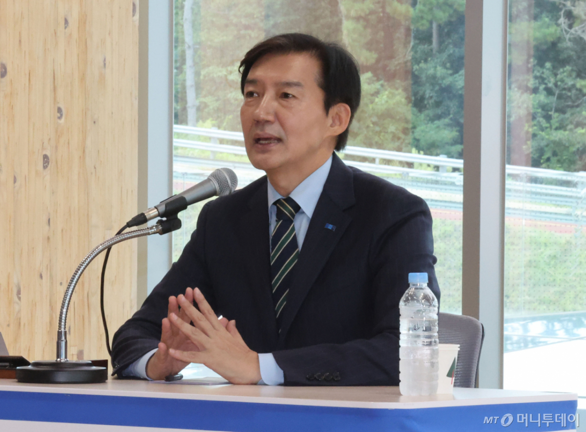 (신안=뉴스1) 박지현 기자 = 조국 혁신정책연구원장이 2일 오후 전남광주 신안군 압해읍 보훈회관에서 열린 '2026 신안군 명사 초청 특강'에서 '호남정치의 미래'를 주제로 강연하고 있다. 2026.9.2/뉴스1 Copyright © 뉴스1. All rights reserved. 무단 전재 및 재배포, AI학습 이용 금지. /사진=(신안=뉴스1) 박지현 기자