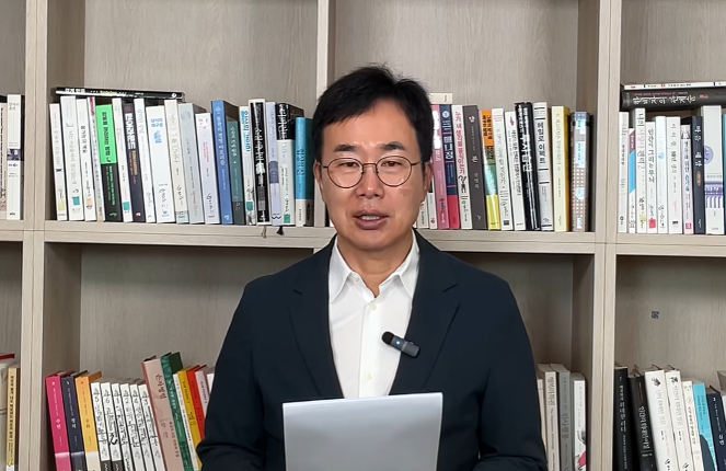 진양곤 HLB그룹 의장이 유튜브를 통해 담관암 신약 '리픽투'의 미국 식품의약국(FDA) 승인 소식을 알리고 있다./사진=유튜브 캡처