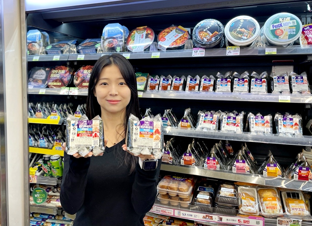 CU는 3가지 맛을 한 번에 즐길 수 있는 '트리플 삼각김밥'이 인기를 끌고 있다고 27일 밝혔다./사진제공=BGF리테일