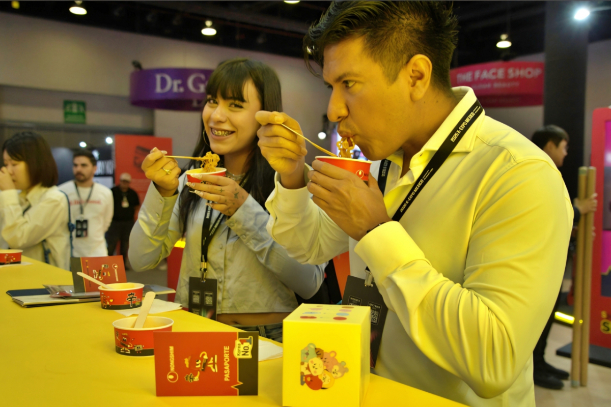 농심 2026 K-EXPO MEXICO 신라면 부스에서 신라면을 시식하는 관람객들./사진제공=농심
