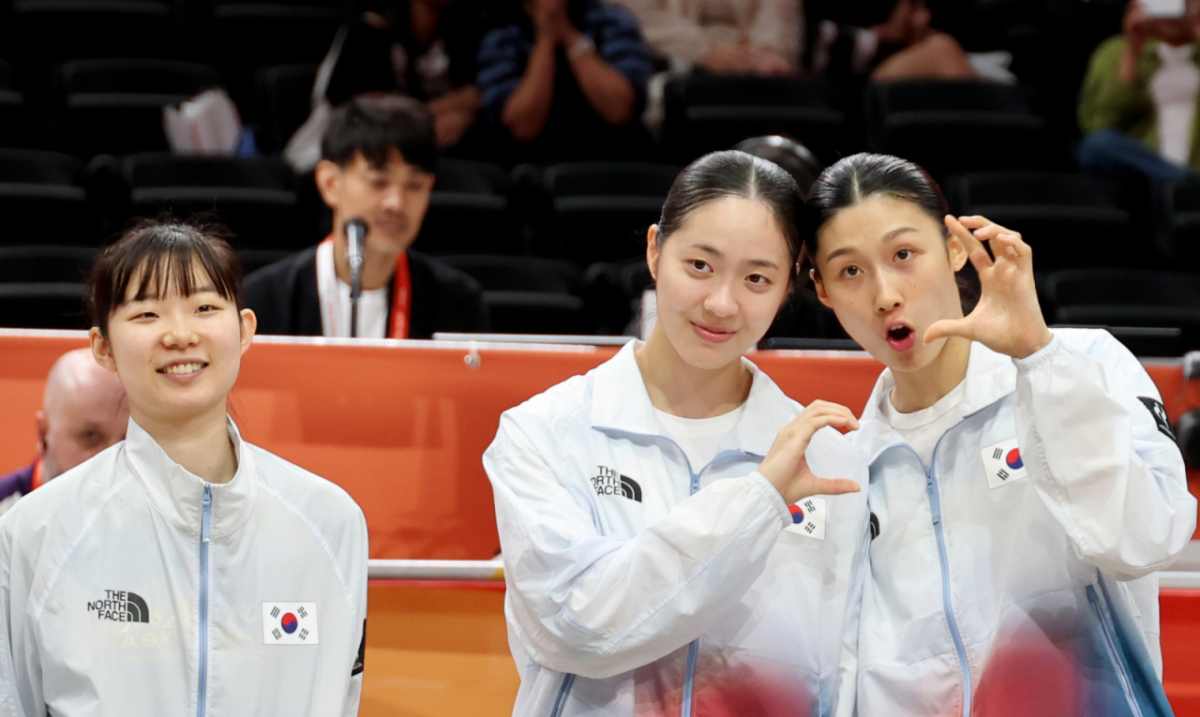 금메달을 따낸 농구 여자대표팀 이해란과 박소희가 26일 일본 나고야 IG아레나에서 열리는 2026 아이치·나고야 아시안게임 여자농구 대한민국과 일본의 금메달 결정전에서 승리한 후 시상대에 올라 응원단을 향해 하트를 그리며 감사함을 전하고 있다. 2026.09.26. /사진=강영조 선임기자