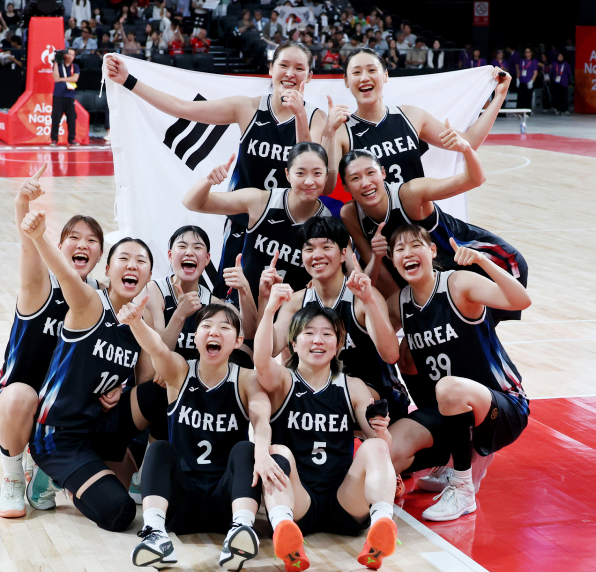 금메달을 따낸 농구 여자대표팀 선수들이 26일 일본 나고야 IG아레나에서 열리는 2026 아이치·나고야 아시안게임 여자농구 대한민국과 일본의 금메달 결정전에서 승리한 후 태극기 세리머니를 펼치고 있다. 2026.09.26. /사진=강영조 선임기자