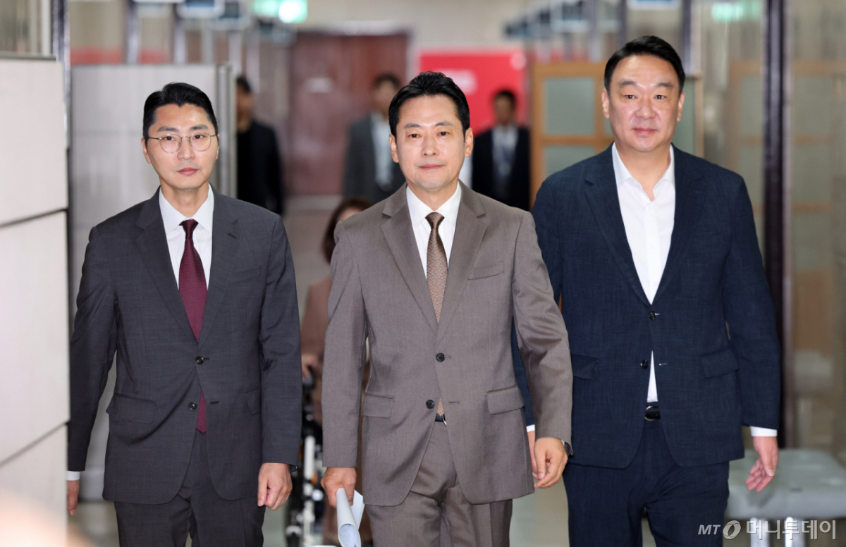 [서울=뉴시스] 최진석 기자 = 장동혁 국민의힘 대표가 27일 여의도 국회에서 현안 관련 기자회견을 위해 이동하고 있다. 2026.09.27. /사진=최진석