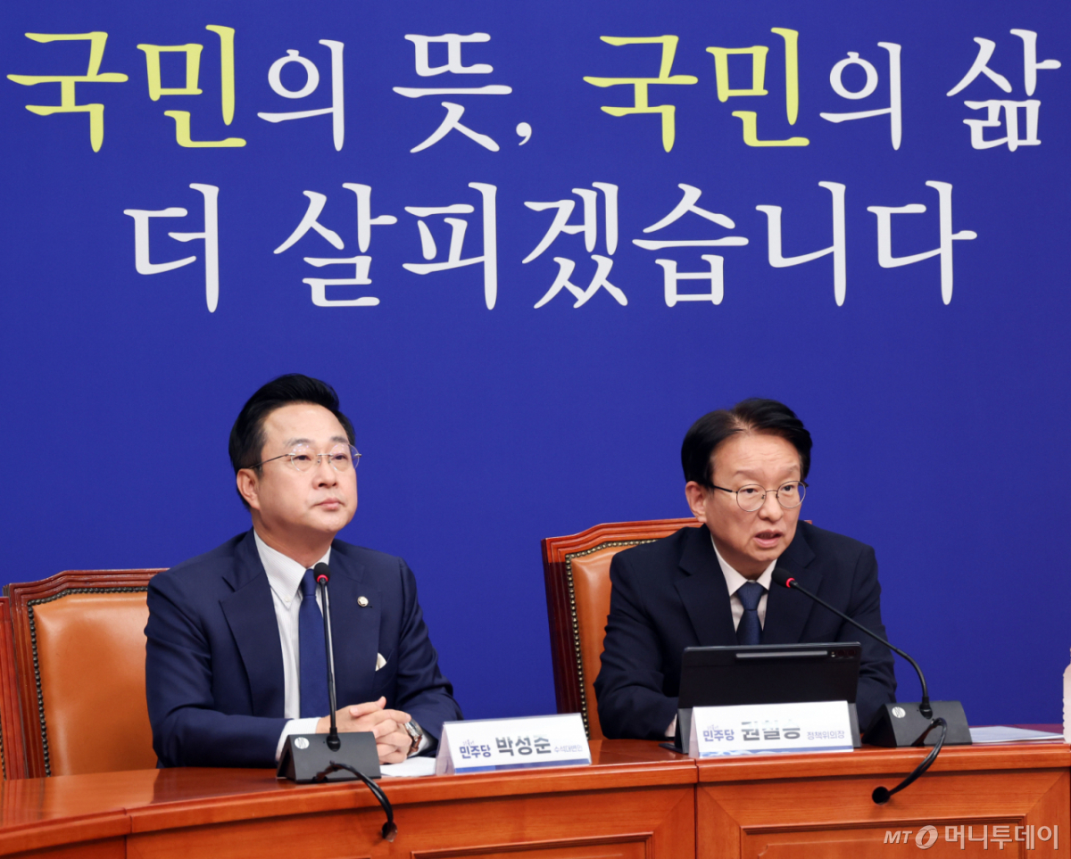 권칠승(오른쪽) 더불어민주당 정책위의장이 27일 여의도 국회에서 추석민심 관련 기자간담회를 하고 있다. /사진=뉴시스