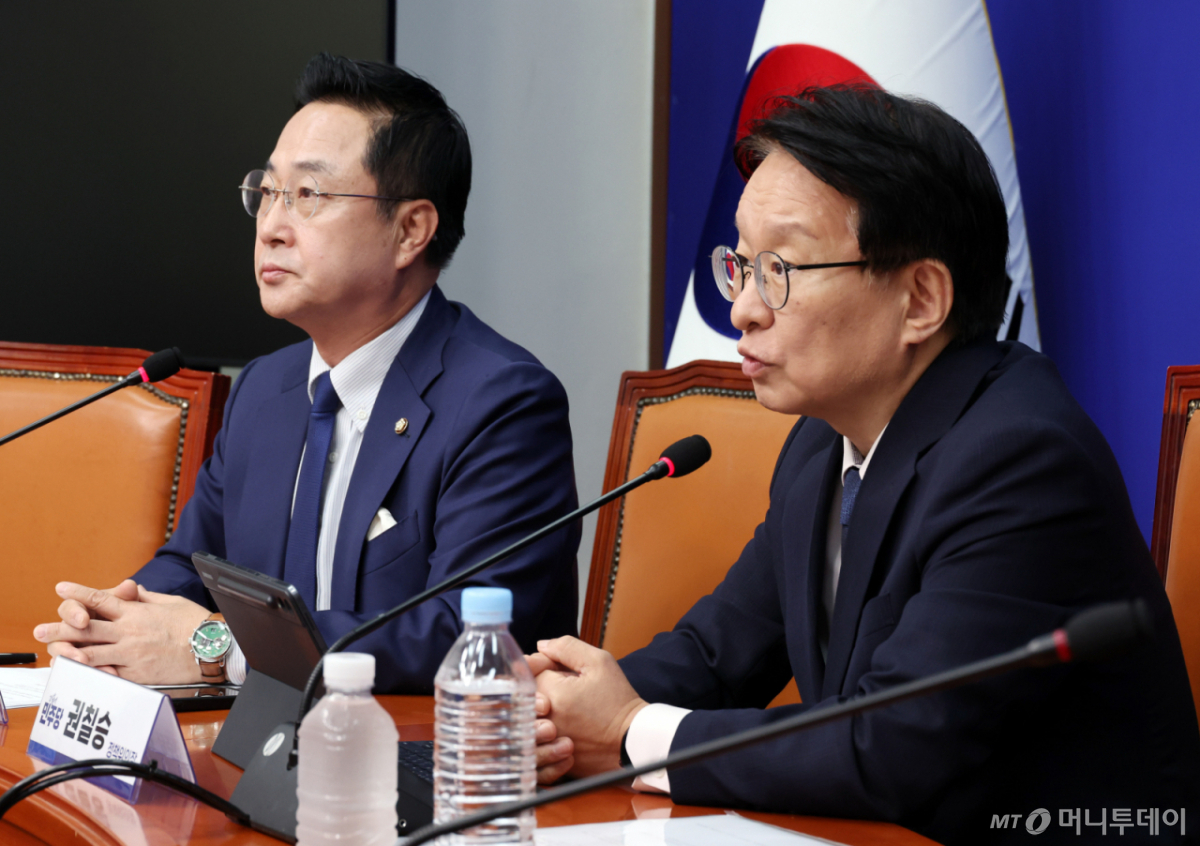 [서울=뉴시스] 최진석 기자 = 권칠승(오른쪽) 더불어민주당 정책위의장이 27일 여의도 국회에서 추석민심 관련 기자간담회를 하고 있다. 2026.09.27. myjs@newsis.com /사진=최진석