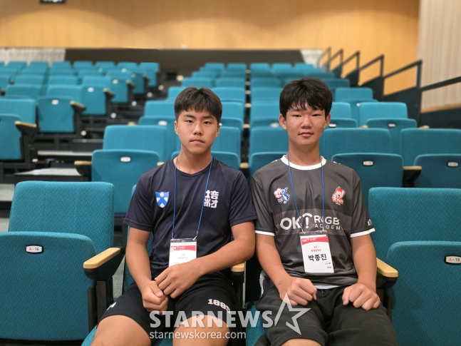 배재중 2학년 강동우(왼쪽)와 박종진 학생이 지난달 인천광역시 서구 청라동에 위치한 하나글로벌캠퍼스에서 열린'제3회 OK 읏맨 럭비 아카데미'에서 스타뉴스와 만났다. 두 사람은 우연찮게 추천을 받아 럭비를 시작했지만, 빠르게 재능을 드러내 한국 럭비의 미래라 불린다. /사진=김동윤 기자