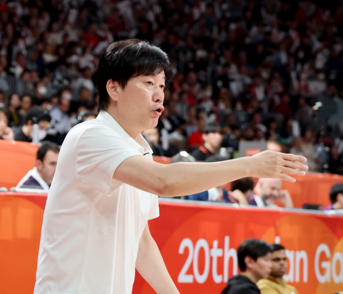 금메달을 따낸 농구 여자대표팀 선수들이 26일 일본 나고야 IG아레나에서 열린 2026 아이치·나고야 아시안게임 여자농구 대한민국과 일본의 금메달 결정전에서 승리한 후 금메달 목에 건 박수호 감독과 태극기세리머니를 하고 있다. /사진=강영조 선임기자