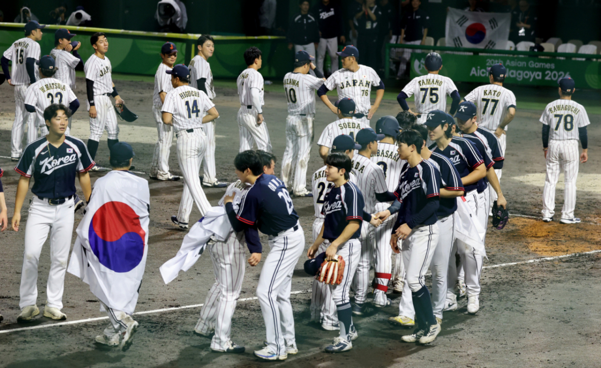 대한민국 야구대표팀 류지현 감독과 코치들이 27일 일본 아이치현 도요하시 시민구장에서 열린 2026 아이치·나고야 야구 슈퍼라운드 한국과 일본 결승전 9회말 수비를 마무리하며 3-1로 승리, 금메달을 확정한 후 차분히 그라운드로 나서 일본팀에 예의를 갖추고 있다. 2026.09.27. /사진=강영조 cameratalks@