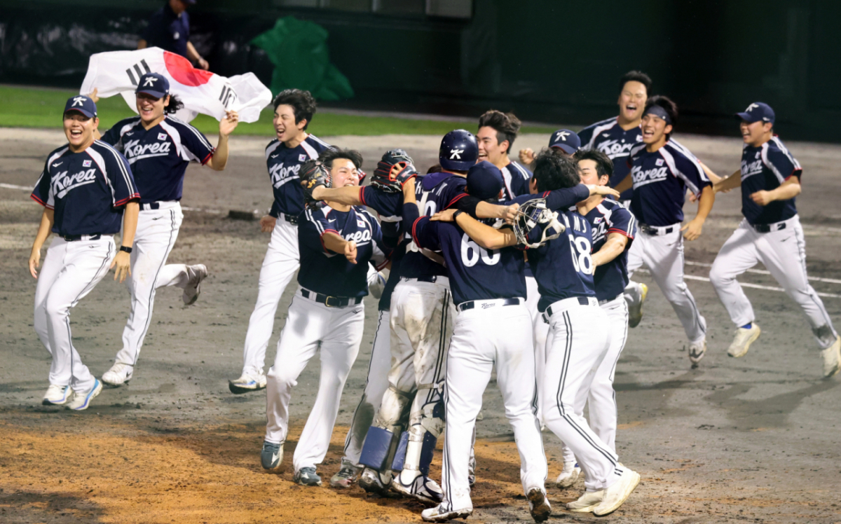 선발투수 곽빈과 대한민국 야구대표팀 선수들이 27일 일본 아이치현 도요하시 시민구장에서 열린 2026 아이치·나고야 야구 슈퍼라운드 한국과 일본 결승전 9회말 수비를 마무리하며 금메달을 확정한 후 환호하고 있다. 2026.09.27. /사진=강영조 cameratalks@