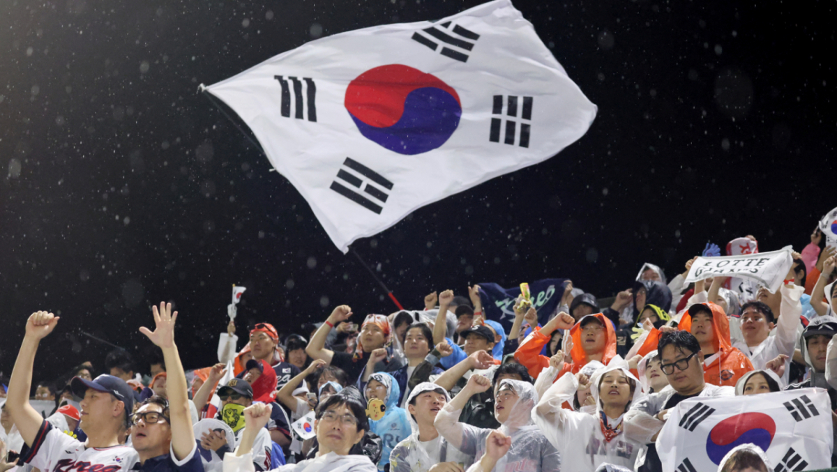 선발투수 곽빈과 대한민국 야구대표팀 선수들이 27일 일본 아이치현 도요하시 시민구장에서 열린 2026 아이치·나고야 야구 슈퍼라운드 한국과 일본 결승전 9회말 수비를 마무리하며 금메달을 확정한 후 환호하고 있다. 응원석에서 휘날리는 대형 태극기 2026.09.27. 선발투수 곽빈과 대한민국 야구대표팀 선수들이 27일 일본 아이치현 도요하시 시민구장에서 열린 2026 아이치·나고야 야구 슈퍼라운드 한국과 일본 결승전 9회말 수비를 마무리하며 금메달을 확정한 후 환호하고 있다. 2026.09.27. /사진=강영조 cameratalks@