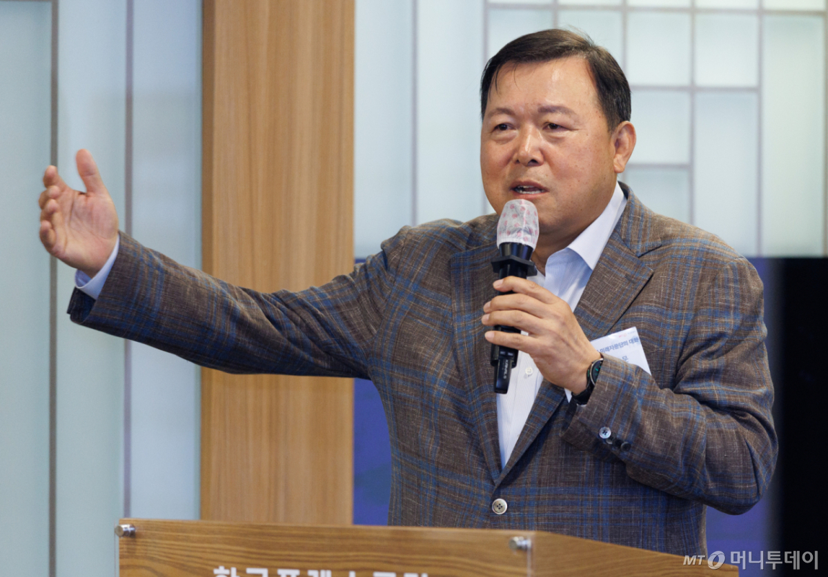 황각규 GK인사이츠 고문이 21일 서울 중구 프레스센터에서 열린 '황각규 고문과 미래자문단의 대화'에서 '지속가능한 성장'을 주제로 강연하고 있다. /사진=이기범 기자 leekb@