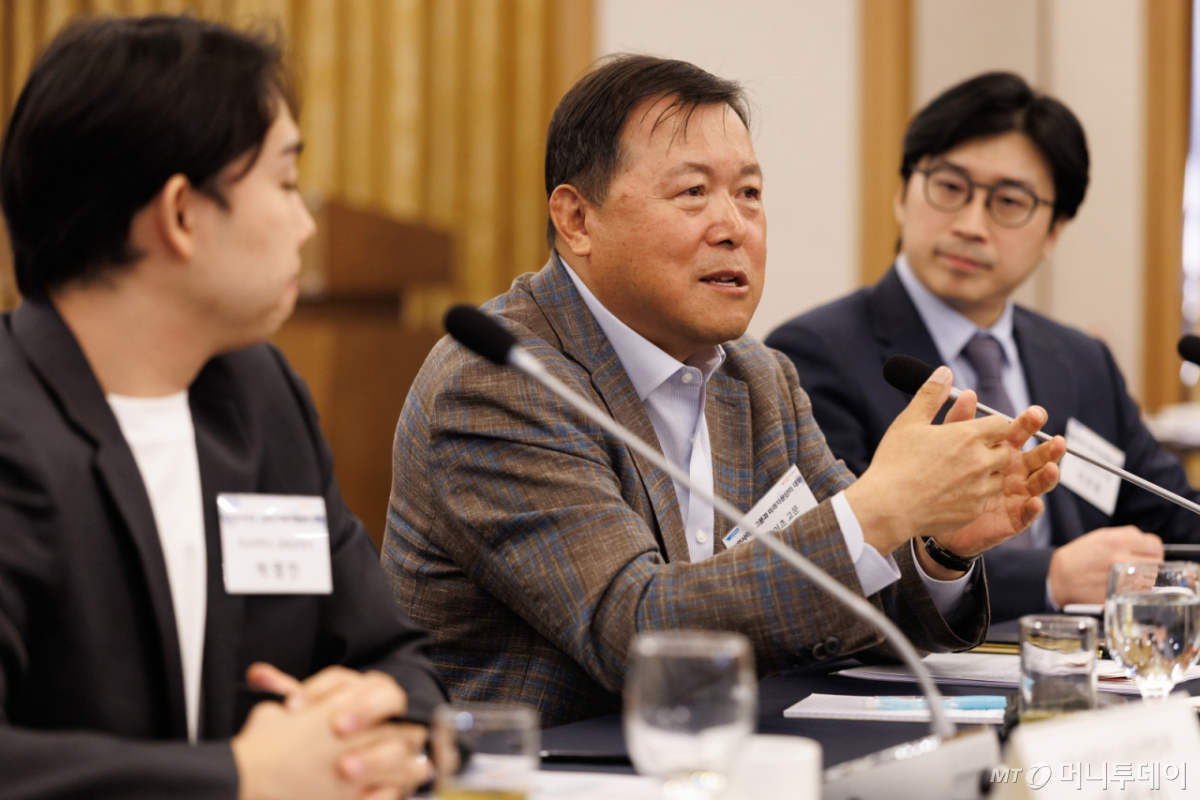 황각규 GK인사이츠 고문이 21일 서울 중구 프레스센터에서 열린 '황각규 고문과 미래자문단의 대화'에서 참석자들과 질의응답을 하고 있다. /사진=이기범 기자 leekb@